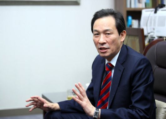 내년 4월 서울시장 보궐선거 출마를 선언한 더불어민주당 우상호 의원이 14일 국회 의원회관에서 인터뷰를 하고 있다. 연합뉴스