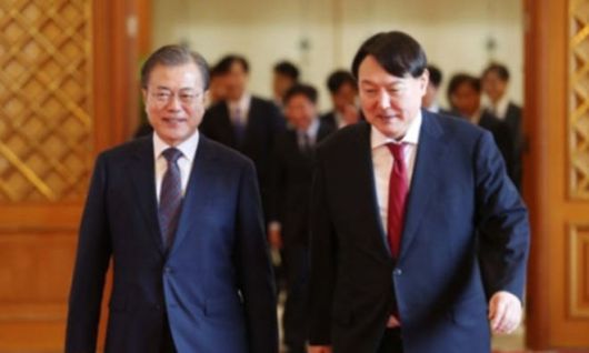 문재인 대통령(왼쪽)이 2019년 7월25일 윤석열 검찰총장에게 임명장을 수여하고 환담장으로 이동하는 모습. 당시 문 대통령은 윤 총장한테 살아있는 권력도 철저히 수사해 달라고 당부했다. 뉴시스