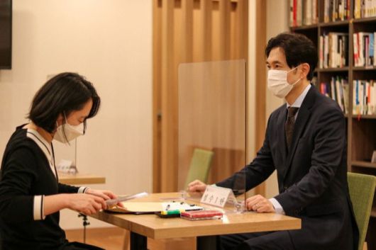 박성훈 전 부산시 경제부시장이 13일 부산시 선관위에 예비후보 등록을 하고 있다. 박성훈 선거사무실 제공