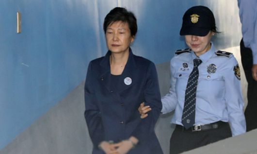 박근혜 전 대통령이 지난 2017년 10월13일 오전 서울 서초구 서울중앙지방법원에서 열린 국정농단 사건 80차 공판에 출석하고 있다. 뉴시스