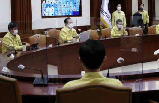 정세균 국무총리가 21일 오전 서울 종로구 세종대로 정부서울청사에서 열린 신종 코로나 바이러스 감염증(코로나19) 대응 중앙재난안전대책본부회의에서 모두발언을 하고 있다. 뉴스1