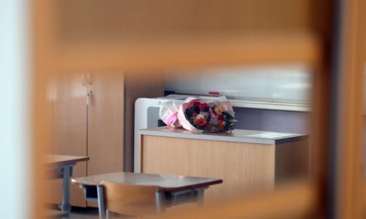 지난 13일 비대면으로 졸업식이 열린 서울 용산구 한 초등학교의 6학년 교실 내 교탁 위에 꽃다발이 놓여 있다. 이날 졸업생과 학부모들은 온라인으로 접속해 실시간으로 졸업식에 참석했다. 연합뉴스