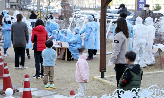 어린이집 원장 확진에 200여명 전수검사 24일 광주 북구 신용동 한 어린이집에서 원생과 학부모들이 코로나19 진단검사를 받기 위해 줄을 서 있다. 방역 당국은 전날 이 어린이집 원장이 확진 판정을 받아 원생과 직원 200여명을 대상으로 전수검사를 벌이고 있다. 광주=뉴스1