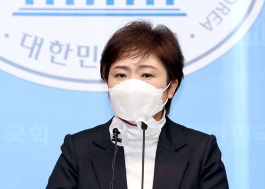 4·7 부산시장 보궐선거에 출사표를 던진 국민의힘 이언주 전 의원이 28일 서울 여의도 국회 소통관에서 긴급 기자회견을 하던 중 울먹이고 있다. 허정호 선임기자