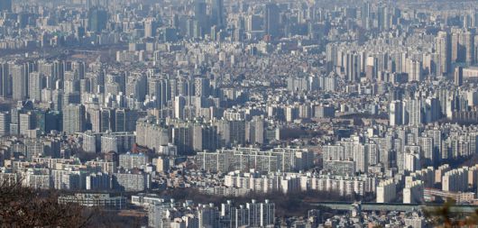 경기도 광주시 남한산성에서 바라본 서울 시내 아파트 단지의 모습. 뉴스1