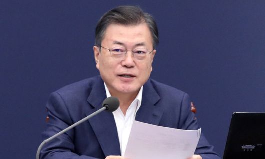 文대통령 수보회의 문재인 대통령이 8일 청와대 여민관에서 열린 수석·보좌관 회의에서 코로나19 위기 상황과 관련해 “재정이 감당할 수 있는 범위 내에서 충분한 위기 극복방안을 강구하겠다”고 강조하고 있다. 청와대사진기자단