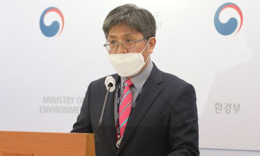 김승희 환경부 대기환경정책관이 10일 오전 정부세종청사에서 한국 환경부와 중국 생태환경부의 미세먼지 대응 상황과 지속적인 협력계획 등을 발표하고 있다. 뉴시스