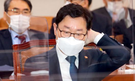 곤혹스러운 朴 법무 박범계 법무부 장관이 18일 국회 법제사법위원회 전체회의에 출석해 뒷머리를 만지고 있다. 허정호 선임기자