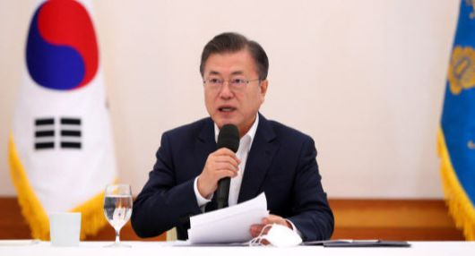 문재인 대통령이 지난 19일 오전 청와대 본관에서 열린 더불어민주당 지도부 초청 간담회에서 인사말을 하고 있다. 연합뉴스