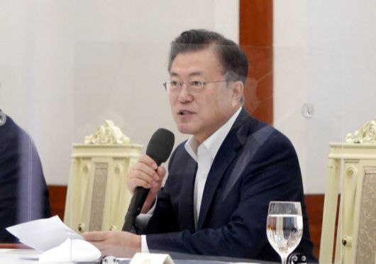 문재인 대통령이 지난 19일 오전 청와대 본관에서 열린 더불어민주당 지도부 초청 간담회에서 인사말을 하고 있다. 연합뉴스