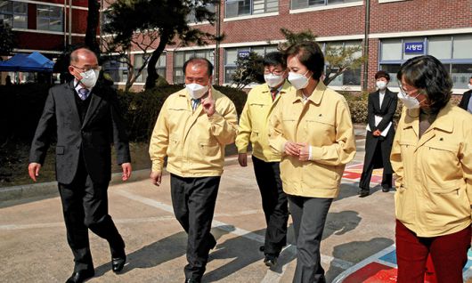 유은혜 사회부총리 겸 교육부 장관이 22일 광주 일동초등학교를 방문해 신학기 등교수업 확대에 따른 개학 준비 상황 점검 중 장휘국 광주시교육감과 대화를 나누고 있다. 광주시교육청 제공