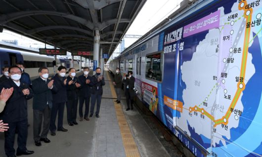 1년 만의 부산 방문 문재인 대통령이 25일 부산 부산진구 부전동 부전역에서 열린 ‘동남권 메가시티 구축 전략 보고’ 행사에 참석해 ‘동남권 광역특별연합’이라는 행정공동체 구성 계획 발표를 듣고 박수를 치고 있다. 부산=청와대사진기자단