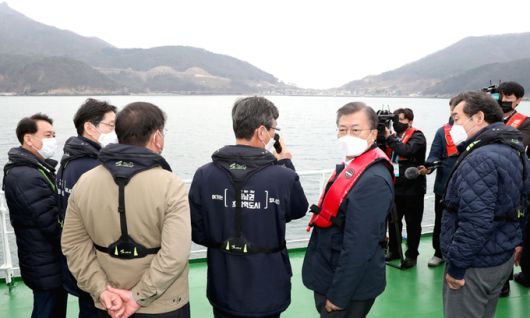 文 “특별법 제정되는 대로 전폭지원” 문재인 대통령이 25일 부산에서 열린 ‘동남권 메가시티 구축 전략 보고’에 참석, 어업지도선을 타고 가덕신공항 건설 예정 부지를 시찰하고 있다. 문 대통령은 이 자리에서 “가덕도 신공항 특별법이 제정되는 대로 신속히 진행하고 필요한 지원을 아끼지 않을 것”이라고 밝혔다. 부산=청와대사진기자단