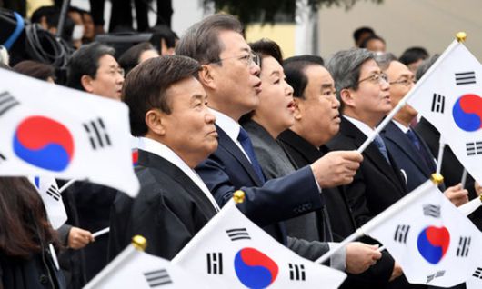 지난해 3월 1일 문재인 대통령과 김정숙 여사가 종로구 배화여고에서 열린 3·1절 기념식에서 3.1절 노래를 부르고 있다. 연합뉴스