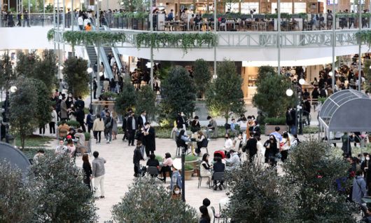 지난 1일 서울 여의도 '더현대 서울'이 쇼핑을 즐기는 시민들로 붐비고 있다. 뉴스1