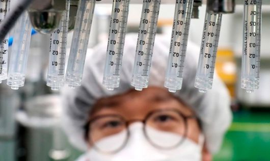 전북 군산시 풍림파마텍에서 지난달 18일 업체 직원들이 최소잔여형(LDS) 주사기를 생산하는 모습. 연합뉴스