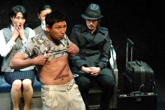 록뮤지컬 ‘지하철 1호선’ 3000회 특별공연에 출연해 지하철에서 소동을 일으키는 양아치역할을 맡아 열연하는 황정민과 뒤에 앉아 이를 지켜보는 조승우.