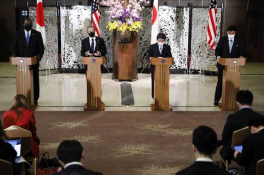 지난 16일 일본을 방문한 토니 블링컨(왼쪽에서 두 번째) 미국 국무장관과 로이드 오스틴(왼쪽) 국방장관. 도쿄 AP=연합뉴스