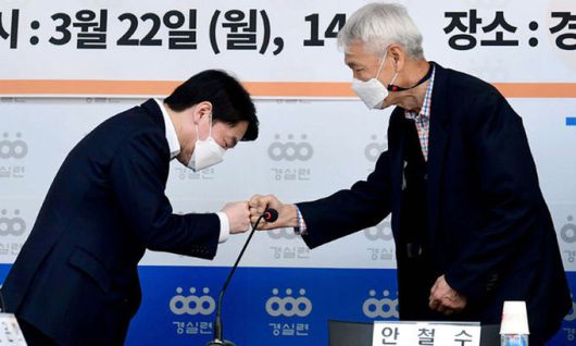 경실련으로… 국민의당 안철수 서울시장 후보가 22일 서울 종로구 경제정의실천시민연합에서 열린 정책협약식에서 신철영 경실련 공동대표와 주먹인사를 하고 있다. 국회사진기자단