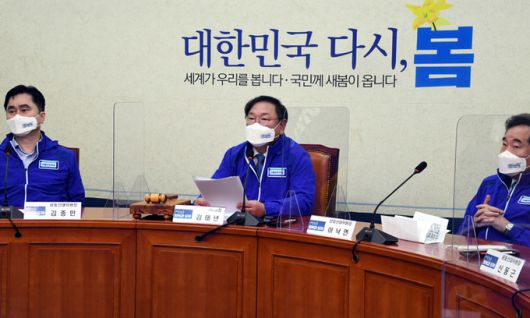 김태년 더불어민주당 상임선대위원장이 22일 서울 여의도 국회에서 열린 중앙선대위원회의에서 모두발언을 하고있다. 뉴스1