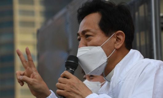 4·7 재보궐 선거운동 첫날인 지난 25일 국민의힘 오세훈 서울시장 후보가 서울 노원구 노원역 사거리에서 손가락으로 기호 2번을 만들며 지지를 호소하고 있다. 연합뉴스