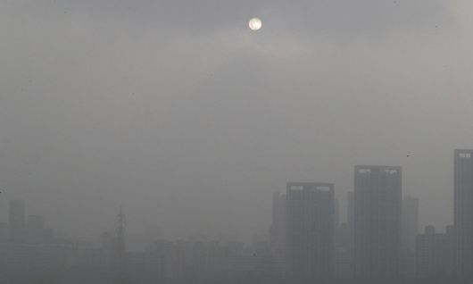 기상청은 29일 오전 7시 10분을 기해 서울 전역에 황사경보를 발효했다. 황사경보는 황사로 인해 시간당 평균 미세먼지 농도가 800㎍/㎥ 이상인 상태가 2시간 이상 계속될 것으로 예측될 때 발효된다. 서울 시내 도심이 뿌옇게 변해 태양이 빛을 잃고 있다. 사진은 반포대교에서 바라본 서울 강남지역 모습. 연합뉴스