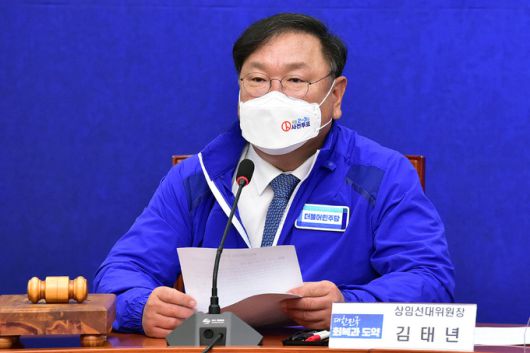 김태년 더불어민주당 대표 직무대행이 29일 오전 서울 여의도 국회에서 열린 중앙선대위 회의에서 모두발언을 하고 있다. 뉴스1