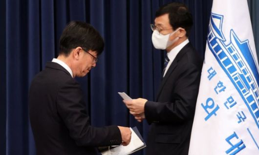 대통령비서실 김상조 청와대 정책실장이 29일 청와대 춘추관에서 열린 브리핑에서 퇴임인사를 마치고 연단을 내려오며 이호승 신임 정책실장과 교차하고 있다. 연합뉴스