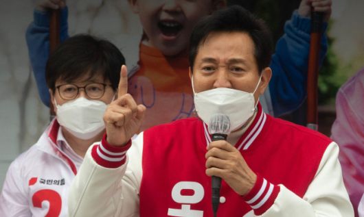 오세훈 국민의힘 서울시장 후보가 28일 서울 강남구 코엑스 광장에서 열린 집중유세에서 지지를 호소하고 있다. 뉴스1