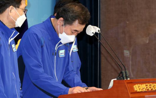 더불어민주당 이낙연 상임선대위원장이 지난달 31일 오전 국회 소통관에서 대국민 호소 기자회견을 마치고 인사하고 있다. 연합뉴스