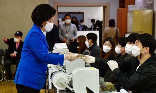 박영선 더불어민주당 서울시장 후보가 2일 오전 서울 종로구청에 마련된 사전투표소에서 투표를 위해 신분확인과 투표용지를 받고 있다. 뉴시스