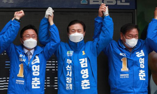 더불어민주당 김영춘 부산시장 후보(가운데)가 4·7 재보궐선거를 하루 앞둔 6일 부산진구 송상현 광장 일대에서 집중유세를 펼치며 같은 당 김태년 당 대표 직무대행(오른쪽), 최인호 수석대변인 등과 손을 잡고 만세 포즈를 취하고 있다. 부산=연합뉴스