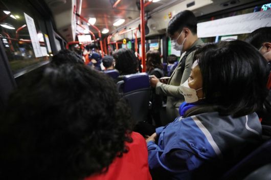 6일 오전 박영선 더불어민주당 서울시장 후보가 노량진 수산시장을 방문하기 위해 6411번 시내버스를 타고 이동하고 있다. 박영선 후보 캠프 제공