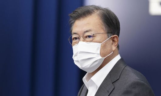 문재인 대통령이 12일 청와대 여민관에서 열린 '코로나19 대응 특별방역 점검회의'에 참석하고 있다. 연합뉴스