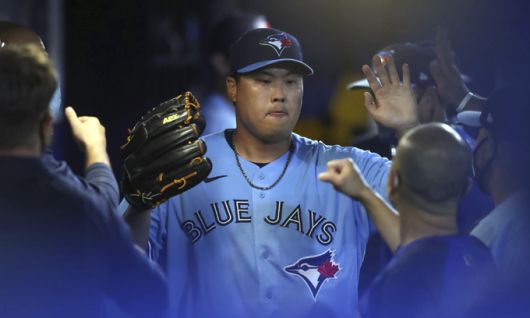 토론토 블루제이스의 류현진이 13일(현지시간) 미 플로리다주 더니든의 더니든 TD 볼파크에서 열린 2021 메이저리그(MLB) 뉴욕 양키스와의 경기 7회 초 교체돼 더그 아웃에서 동료들의 환영을 받고 있다. 더니든=AP뉴시스
