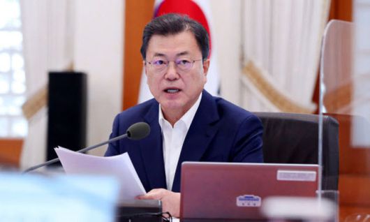 문재인 대통령이 15일 오후 청와대 본관에서 열린 확대경제장관회의에 참석해 모두발언을 하고 있다. 뉴시스