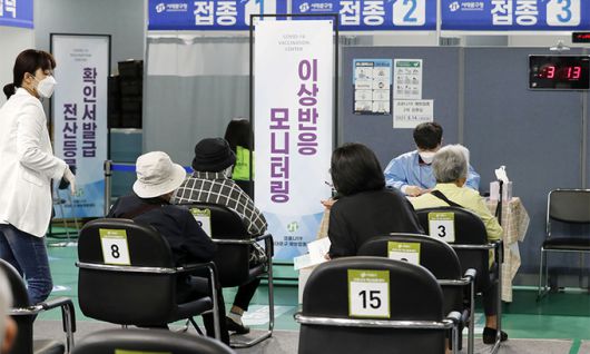 21일 서울 서대문구 북아현문화체육센터에 마련된 예방접종센터에서 코로나19 백신 접종을 마친 어르신들이 이상반응 모니터링을 위해 대기하고 있다. 뉴시스