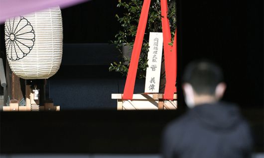 21일 일본 도쿄도(東京都) 지요다(千代田)구 소재 야스쿠니(靖國)신사에 스가 요시히데(菅義偉) 일본 총리가 봉납한 공물인 '마사카키'(眞신＜木＋神＞)가 놓여 있다. 도쿄=교도연합뉴스