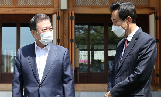 문재인 대통령이 21일 청와대 상춘재에서 오세훈 서울시장과 오찬 간담회에 앞서 환담하고 있다. 연합뉴스