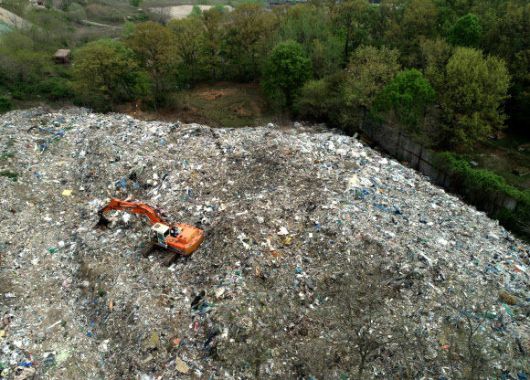 환경오염 문제의 심각성을 일깨우기 위해 제정된 '지구의날'인 22일 인천 서구 왕길동의 한 야산에 쌓인 약 9천톤의 쓰레기 더미 위에 포크레인 한대가 멈춰 서 있다. 연합뉴스