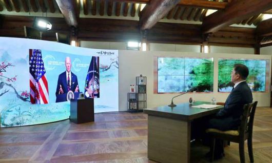 바이든과 첫 화상 대면회의 문재인 대통령이 22일 청와대 상춘재에서 미국이 주최한 화상 기후변화 정상회의에 참석해 조 바이든 미 대통령의 발언을 듣고 있다. 이날 회의는 바이든 대통령 초청으로 이뤄진 것으로 문 대통령은 바이든 대통령과 첫 화상 대면회의를 가졌다. 청와대사진기자단