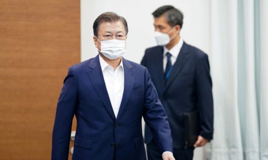 문재인 대통령이 지난 27일 청와대 여민관에서 열린 제18회 국무회의에 참석하고 있다. 뉴스1