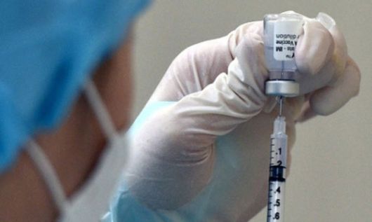 의료진이 화이자 백신을 주사기에 소분 조제하는 모습. 뉴시스