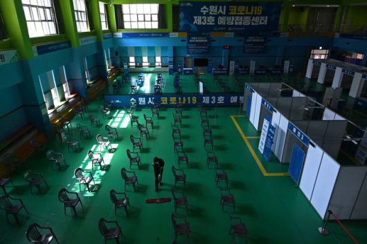 3일 오후 경기도 수원시 장안구 국민체육센터에 마련된 코로나19 예방접종센터가 코로나19 백신 공급 부족으로 임시 중단되어 있다. 뉴시스