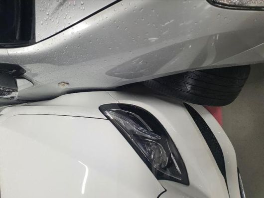 2칸 주차한 벤츠에 ‘보복 주차했다’며 올라온 사진. 앞바퀴가 틀어져 상대 차량이 빠져나오기 어려운 상태다. 보배드림 캡처