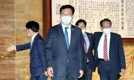 더불어민주당 송영길 대표가 10일 서울 여의도 국회에서 열린 비공개 의원총회에 참석하고 있다. 서상배 선임기자