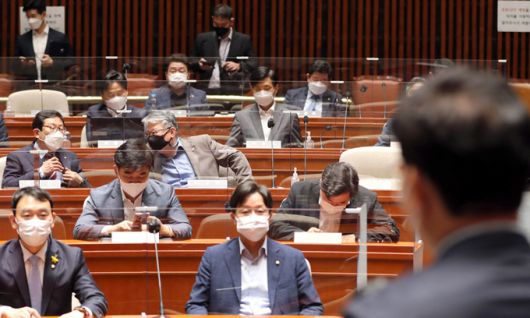 민주 재선 의원들, 지도부 결단 촉구 더불어민주당 재선 의원들이 11일 국회에서 열린 송영길 대표(뒷모습)와 간담회에서 송 대표의 인사말을 듣고 있다. 이날 모임에서 일부 재선의원은 송 대표에게 논란이 된 장관 후보자들의 인사청문보고서 채택 문제를 당 지도부가 결단하라고 촉구했다.   허정호 선임기자