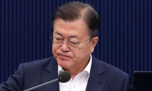 문재인 대통령이 11일 오전 청와대 여민관에서 열린 제20회 국무회의에서 의사봉을 두드리고 있다. 연합뉴스