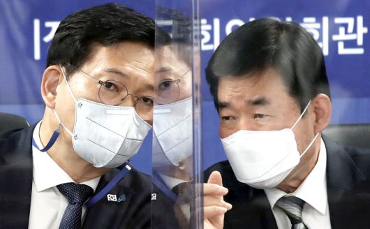 더불어민주당 송영길 대표(왼쪽)와 김진표 부동산특별위원회 위원장이 12일 서울 여의도 국회 의원회관에서 열린 부동산특위 회의에서 대화하고 있다.   허정호 선임기자