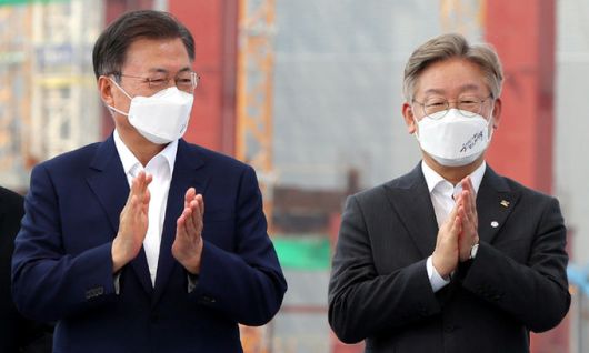 문재인 대통령이 13일 오후 경기 평택시 삼성전자 평택단지 3라인 건설현장에서 '반도체 생태계 강화 연대 협력 협약식'을 마친 후 이재명 경기도지사와 박수치고 있다. 연합뉴스